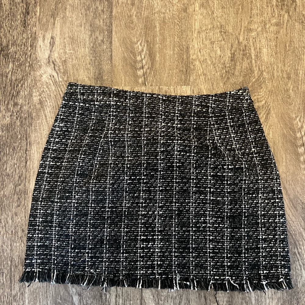 Chic Black Tweed Skirt - Picture 2 of 3